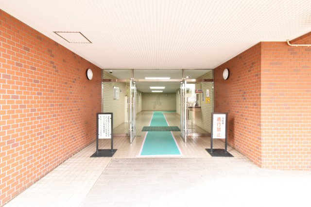 東大島ファミールハイツ１号館のエントランス|東大島ファミールハイツ１号館：防犯カメラも付いております！