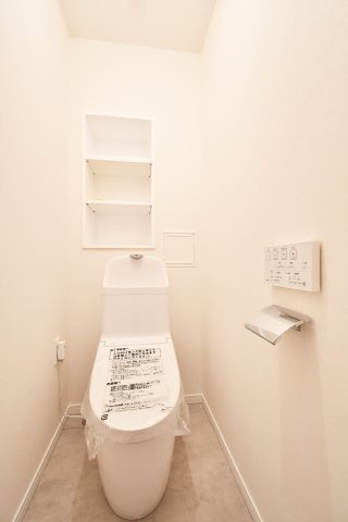 アーバンみらい東大宮東三番街７号棟のトイレ|水回り交換済、清潔感を保ちやすいトイレ空間。温水洗浄便座付き、毎日使う場所だからこそ快適性をしっかり確保。写真で暮らしを想像し、ご家族で内覧し収納・採光・動線・設備の使い勝手を確認ください。