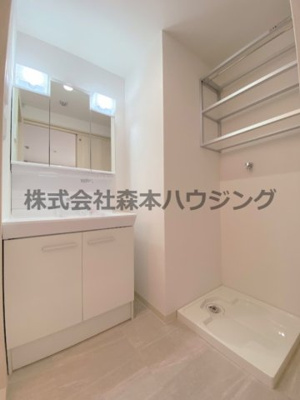 【洗面所】 | 　クリエオーレ雁屋西町 | ゆったりとスペースのある洗面所