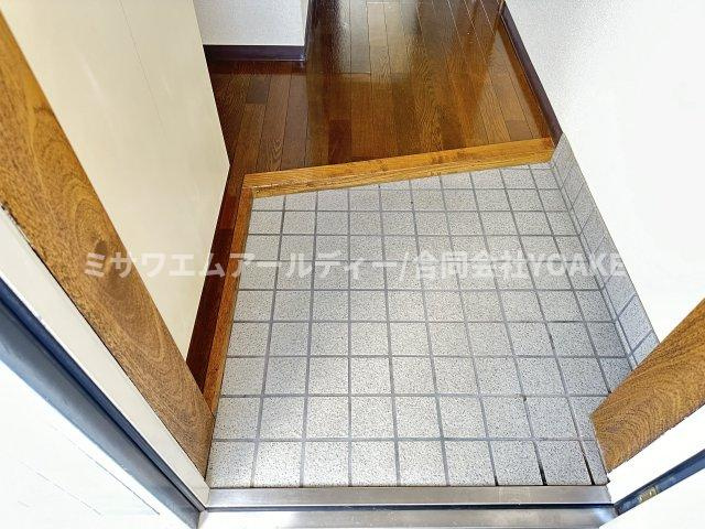 マンションウィズの玄関|別号室の写真となります。現況優先。