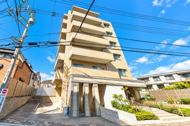 日神パレステージ江戸川船堀の外観|重厚感ある外観デザインが街並みに映える、品格と存在感を兼ね備えたマンションです。