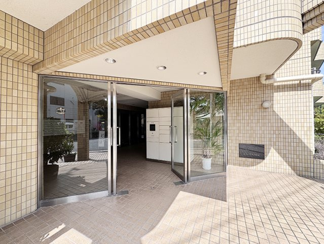 ウッディライフお花茶屋のエントランス|ドキドキの新生活も、安心してスタート。ぴったりの住まいを見つけませんか？クランディアが一緒に住まい選びをサポートします‼　まずは、お気軽にお問合せください　＃クランディア