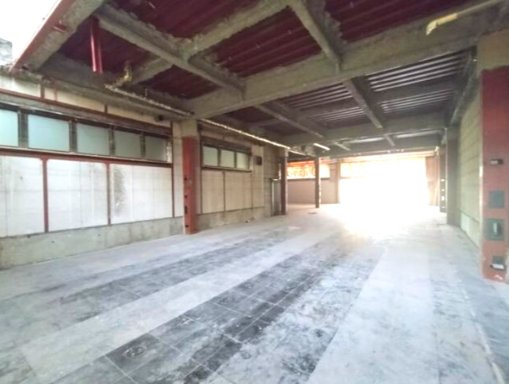 近鉄大阪線「長瀬」駅近旧パチンコ店の内装
