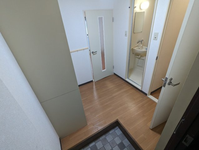 香川ハイツの玄関