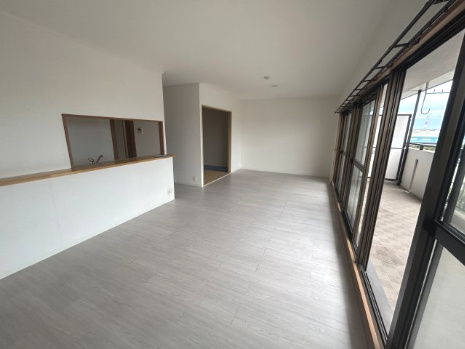 半田市旭町　スペクトル旭町弐番館の居間・リビング|広々とした21帖のLDK
