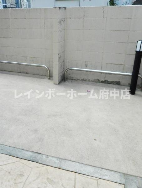 フローラ柴崎の駐車場