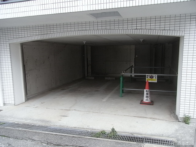 シャルマンフジ御影参番館の駐車場