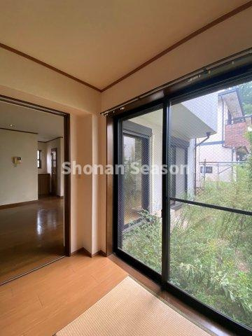 【現地画像あり！】秦野市西大竹　中古戸建　39.61坪の内装|リビングに隣接する和室からもお庭を眺められます☆彡