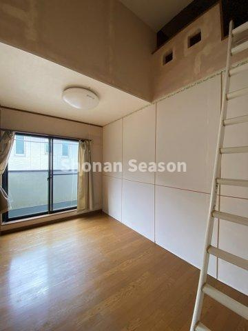 【現地画像あり！】秦野市西大竹　中古戸建　39.61坪の洋室|ロフト付きの洋室は、空間を有効活用できるのが嬉しいポイント◎　　　
収納スペースや趣味の場所など、自由な使い方が楽しめます。