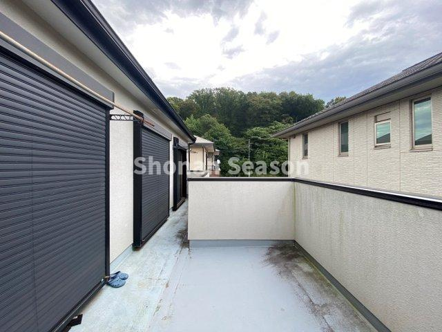 【現地画像あり！】秦野市西大竹　中古戸建　39.61坪のバルコニー|南向きのワイドバルコニーは明るく開放感たっぷりの空間が広がります。
洗濯物や布団干しにも活躍します。