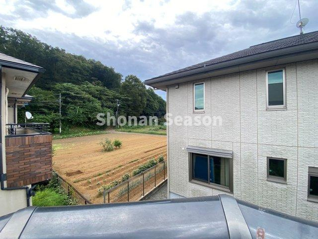 【現地画像あり！】秦野市西大竹　中古戸建　39.61坪の展望|バルコニーからは住宅と畑が望む、のどかな眺望が広がります。　　　　
開放感があり、穏やかな時間が過ごせそうです。