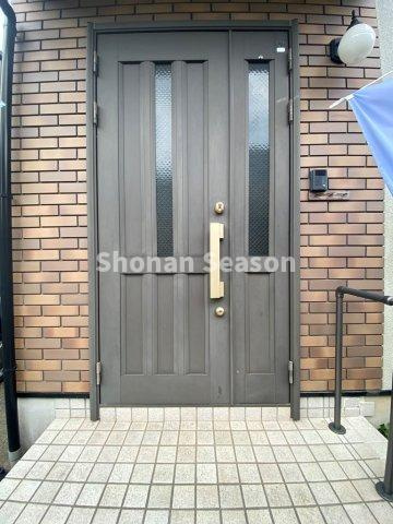 【現地画像あり！】秦野市西大竹　中古戸建　39.61坪の玄関|落ち着いた雰囲気の玄関まわりで、家族を迎えてくれます。