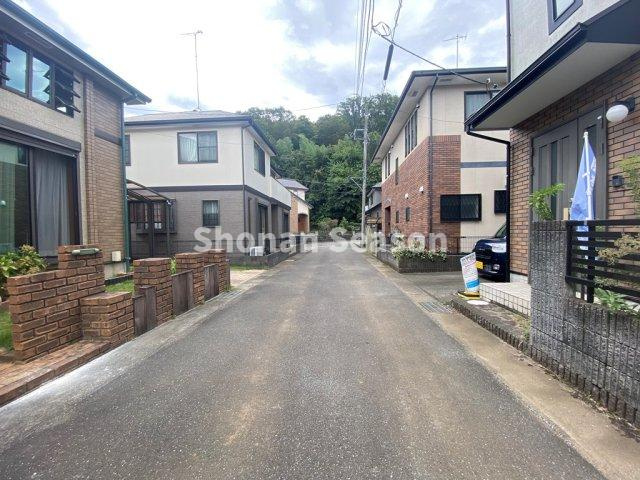 【現地画像あり！】秦野市西大竹　中古戸建　39.61坪の前面道路含む現地写真|前面道路はゆとりがあり、お車の出し入れもしやすい立地です。　　　　
日々の暮らしでも安心して利用できそうですね。