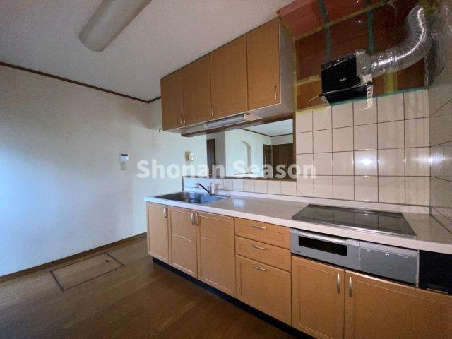 【現地画像あり！】秦野市西大竹　中古戸建　39.61坪のキッチン|使いやすくお手入れもサッとしやすいIHキッチンを搭載しています。　
対面式なので家族の様子も見守れます。