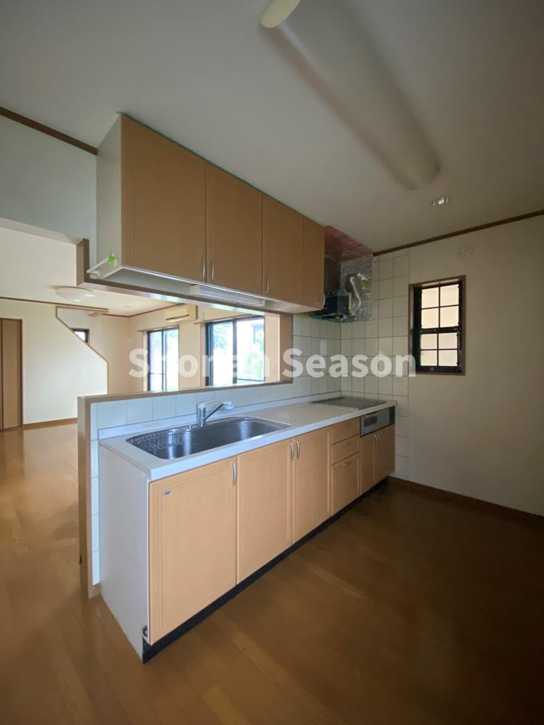【現地画像あり！】秦野市西大竹　中古戸建　39.61坪のキッチン|広々ゆとりあるキッチンに、収納も豊富◎手元がきれいに片付きます。