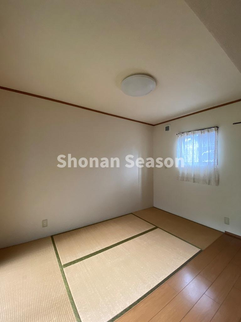【現地画像あり！】秦野市西大竹　中古戸建　39.61坪の和室|くつろぎの空間としてはもちろん、お子さまの遊び場やお昼寝としても◎
扉をあければリビングと一体感のある広々とした空間としても使えます。