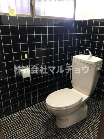 目良戸建て収益物件のトイレ|落ち着いた色調のトイレです