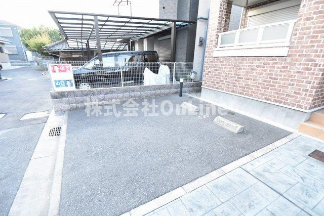 セレスコート本郷の駐車場