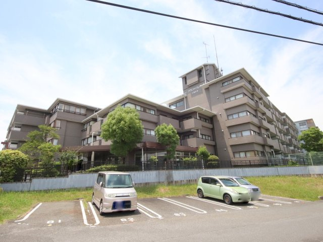グランドパレス学園前Ａ棟の駐車場