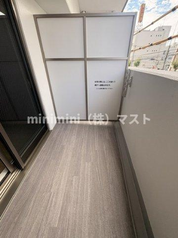 セレニテ難波西アリエのバルコニー
