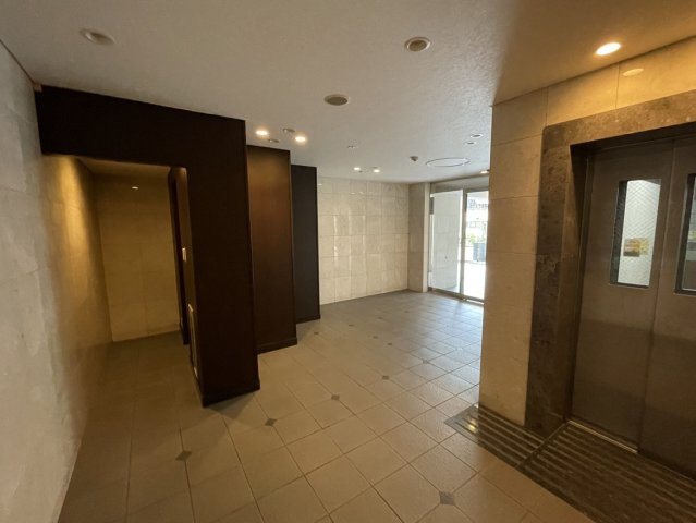 アルファステイツ市駅西のその他共用部分|明るい照明が灯るエレベーターホールは清潔感があり、お出かけや帰宅時も気持ちよくご利用いただけます。