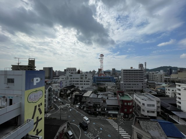 アルファステイツ市駅西の展望|高層階ならではの抜け感のある景色が広がり、市街中心部に近い立地ながら穏やかな開放感を味わえます。