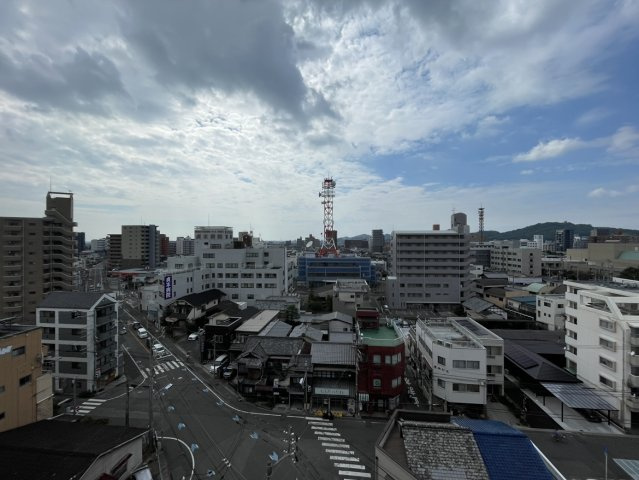 アルファステイツ市駅西の展望|前面に視界を遮る高い建物がないため、流れる雲や季節ごとの空の表情を身近に感じることができる眺望です。