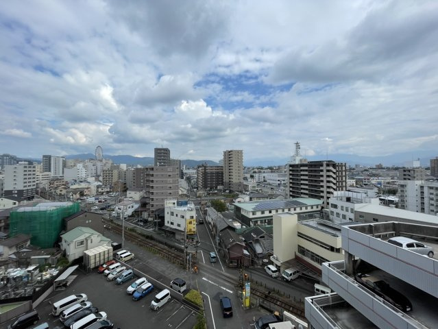 アルファステイツ市駅西の展望|9階部分の角住戸ならではの広々とした眺望で、周囲に高い建物が少なく遠くの山々まで見渡せます。