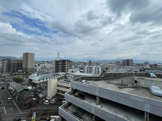 アルファステイツ市駅西の展望|お部屋からの景色は視界を遮るものがなく、抜けるような青空と松山市内の街並みを一望できる環境です。