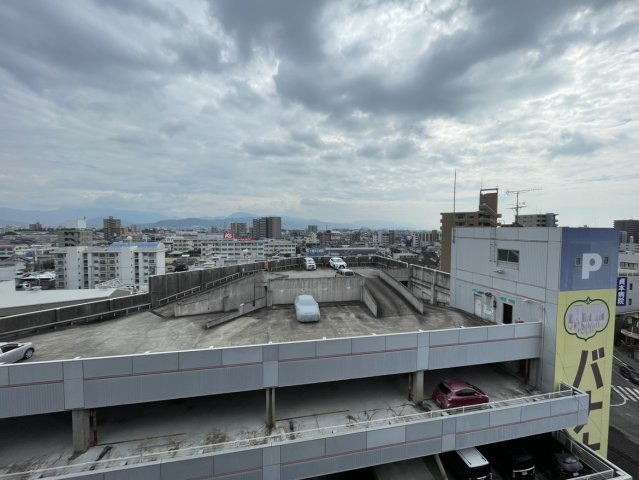 アルファステイツ市駅西の展望|9階部分の角住戸から見渡すパノラマの景色は、高い建物に遮られず松山の街並みを遠くまで一望できます。