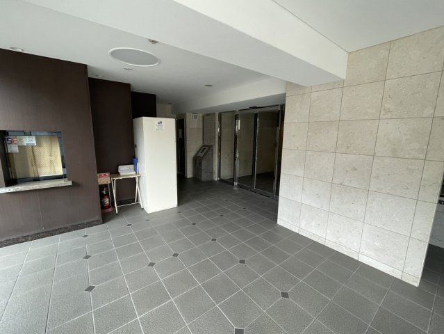 アルファステイツ市駅西のエントランス|石貼りの壁面が落ち着いた雰囲気を醸し出すエントランスは、段差が少なくベビーカーの移動もスムーズです。