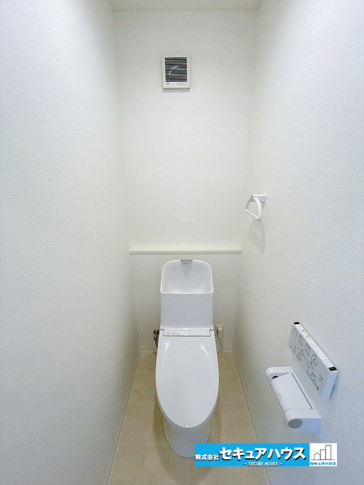 【中古戸建】刈谷市一ツ木町鵜島のトイレ|【高機能トイレ】
◆高機能トイレの多くは便器のフタの開閉が自動であり、使用後に手動で水を流す面倒もなく非常に便利です。スタイリッシュな見た目で、お掃除しやすく、節水効果が高いです。　　　　　　　　　　