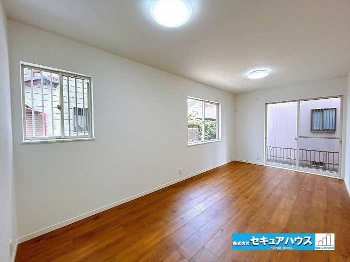 【中古戸建】刈谷市一ツ木町鵜島の洋室|【1階東側洋室9.7帖】
◆広々とした居住空間は日々の暮らしを彩り、心のやすらぎと満足感を与えてくれます。通風と採光を考慮した設計は子供たちはのびのび育ち、家族でくつろぎと団らんを生み出します。　　　