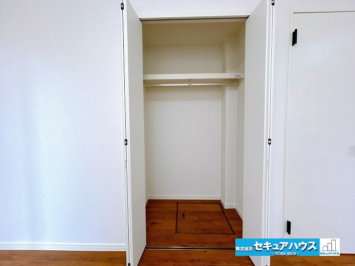 【中古戸建】刈谷市一ツ木町鵜島の収納|【1階東側洋室9帖のクローゼット】
◆奥行のあるクローゼットです。洋服や荷物を沢山収納することができます。　　　　　　　　　　　　　　　　　　　　　　　　　　　　　　　　　　　　　　　　　　　　　　　