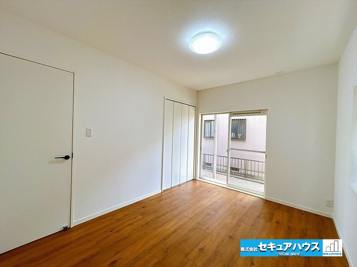 【中古戸建】刈谷市一ツ木町鵜島の洋室|【1階西側洋室6帖】
◆家族一人ひとりの大切なプライベート空間。趣味に合わせて使って頂けるようシンプルに仕上げてあります。暮らし心地を大きく左右する収納を、適材適所に配置し使い勝手を考慮しました。　　
