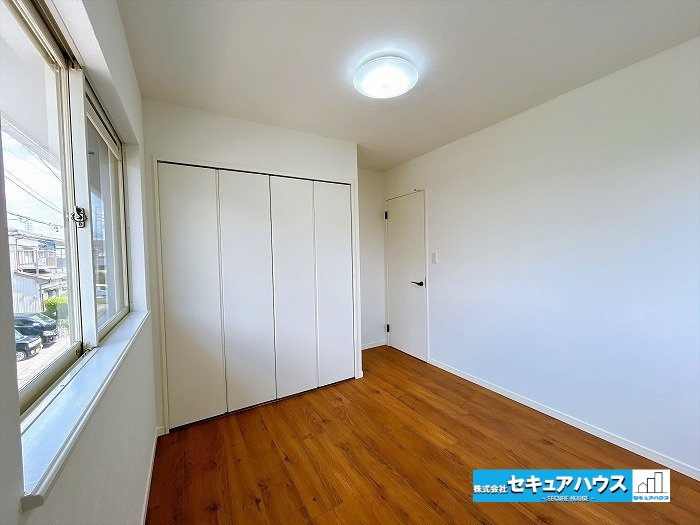 【中古戸建】刈谷市一ツ木町鵜島の洋室|【２階西側洋室5帖】
◆お子様のお部屋や主寝室、来客時の宿泊室、趣味のお部屋としてもご利用いただけます♪
◆北側にもバルコニーがあり2面採光のため陽当たり、通風共に良好です。　　　　　　　　　　　　　