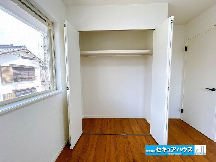 【中古戸建】刈谷市一ツ木町鵜島の収納|【2階西側洋室5帖のクローゼット】
◆大容量のクローゼットにはハンガーパイプと棚が設置されています。　　　　　　　　　　　　　　　　　　　　　　　　　　　　　　　　　　　　　　　　　　　　　　　　　　