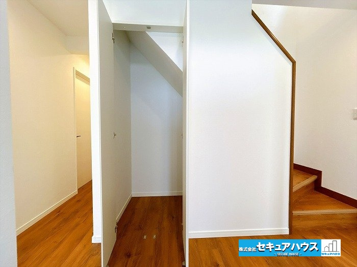 【中古戸建】刈谷市一ツ木町鵜島の収納|【1階廊下】
◆階段前に収納付きです。掃除用具やキャリーバッグなどの大きな荷物も収納可能です。便利な収納スペースとして活躍します。　　　　　　　　　　　　　　　　　　　　　　　　　　　