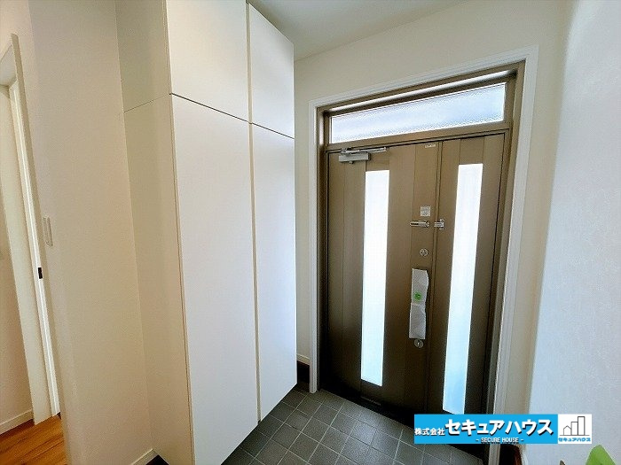 【中古戸建】刈谷市一ツ木町鵜島の玄関|【玄関】
◆広々とした開放感ある玄関です♪
◆収納力の高いシューズボックス付きで玄関周りがスッキリと片付きます。
◆ダブルロックキーで防犯面も安心です♪　　　　　　　　　　　　　　　　　　　　　　　　