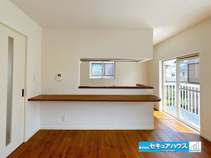 【中古戸建】刈谷市一ツ木町鵜島のキッチン|【キッチン】
◆人気の対面式キッチンで料理をしながら家族と会話することができます。また、小さな子どもやペットがリビングで遊んでいる姿を確認しながら、安心して家事を行うことができます。　　　　　　　　　