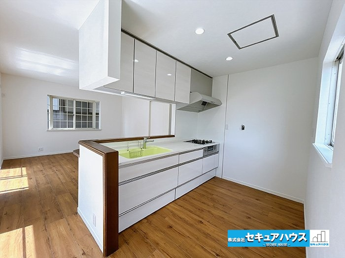 【中古戸建】刈谷市一ツ木町鵜島のキッチン|【キッチン】
◆同時にたくさんの料理が調理できる3口コンロ。「焼く・蒸す・煮る」の工程を同時進行で進めることができるので、料理を素早く作ることができます。　　　　　　　　　　　　　　　　　　　　　　　