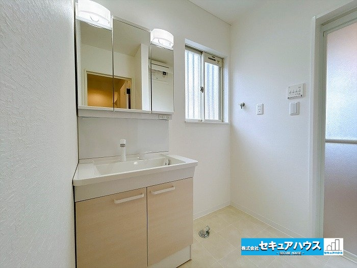 【中古戸建】刈谷市一ツ木町鵜島の独立洗面台|【洗面室】
◆広々とした洗面・脱衣所です。窓付きのため湿気対策や空気の入れ替えをすることができます。　　　　　　　　　　　　　　　　　　　　　　　　　　　　　　　　　　　　　　　　　　　　　　　　　　