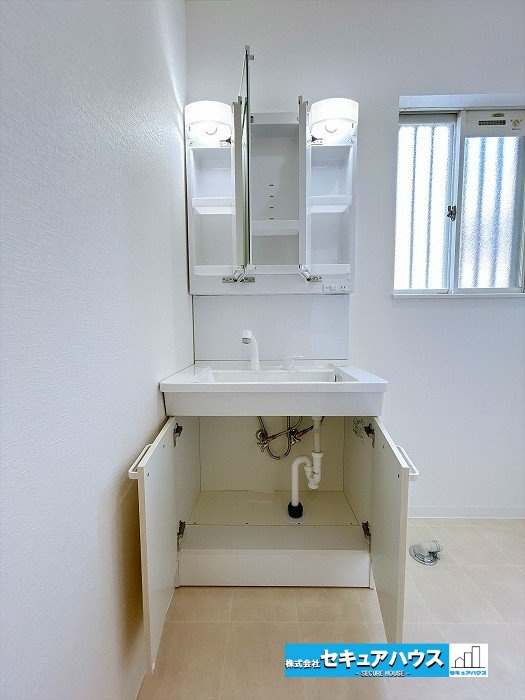 【中古戸建】刈谷市一ツ木町鵜島の独立洗面台|【独立洗面台】
◆鏡の裏にはたっぷりと収納スペースを標準装備！
◆電源を付属しているのでドライヤーなど利用できます。
◆洗面台下の収納スペースには洗剤などのストックをしまうことができます。　　　　　　