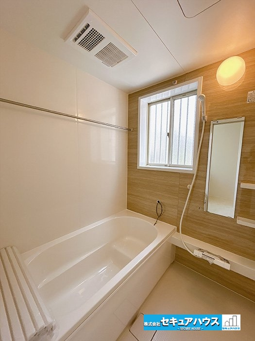 【中古戸建】刈谷市一ツ木町鵜島の浴室|【浴室】
◆アクセントパネルで落ち着きのある雰囲気を演出します。毎日の疲れを癒やすバスタイムをお楽しみ下さい！
◆窓付きで、カビの繁殖を抑える効果があります。
◆追い炊き機能を備えたオートバスです。　