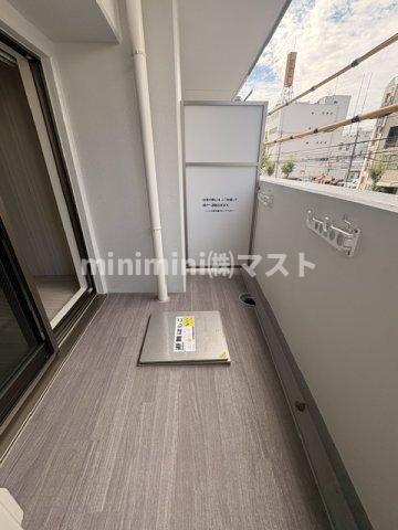 セレニテ難波西アリエのバルコニー