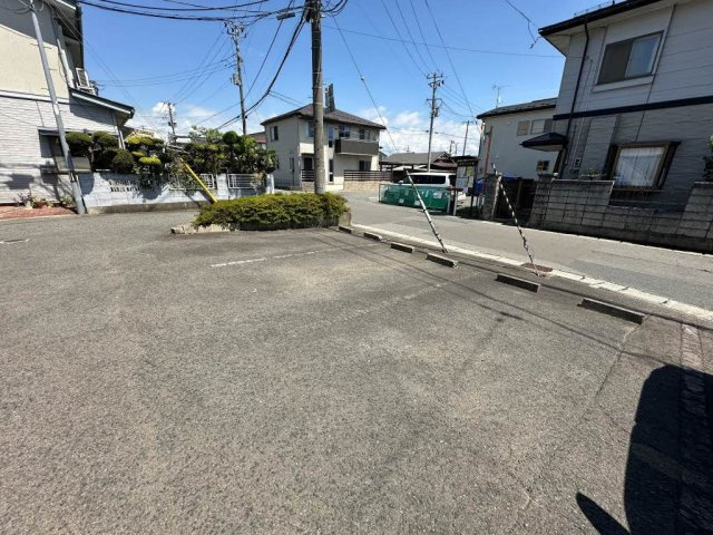 シャトル青山の駐車場