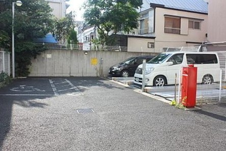 アムス四谷三丁目の駐車場