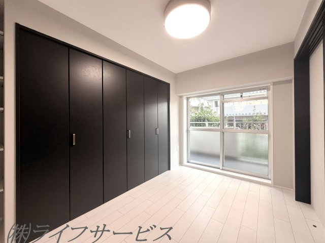 【洋室】 | シャルマンコーポ塚本 | 洋室4.2帖／ワイドクローゼット有！東南向きのバルコニーに面した陽当り良好のお部屋です！