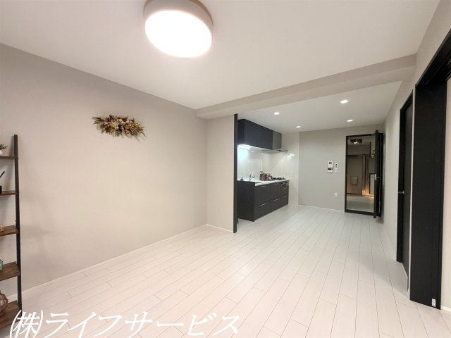【居間・リビング】 | シャルマンコーポ塚本 | ＬＤＫ１６.２帖／室内リフォーム済につき即入居可！東南向きの専用庭付！陽当り良好！