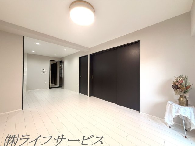 【居間・リビング】 | シャルマンコーポ塚本 | ＬＤＫ１６.２帖／室内リフォーム済につき即入居可！東南向きの専用庭付！陽当り良好！